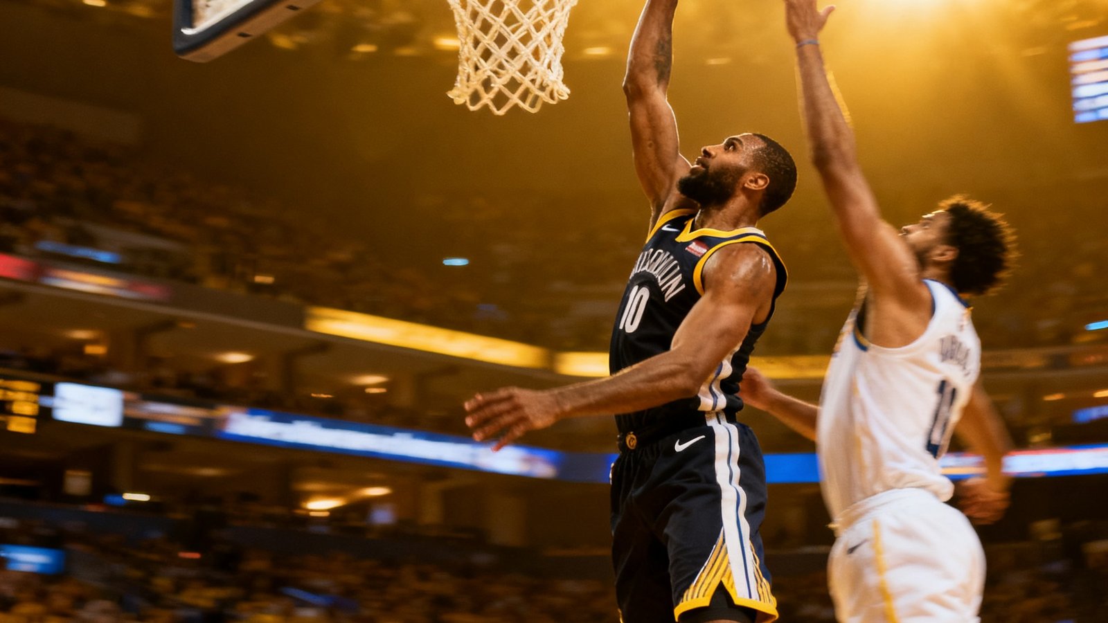 NBA球员在比赛中完成一记势大力沉的单手劈扣，防守球员跃起封盖的瞬间被定格，球馆灯光璀璨。